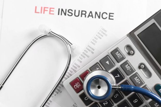 Life insurance concept. Calculator and stethoscope closeup Health insurance concept — Photo