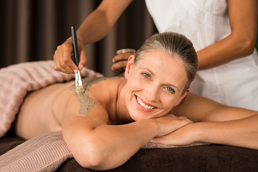 Smiling-senior-woman-looking-at-camera-while-beautician