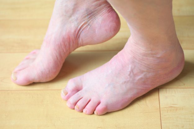 A man slightly raises one bare foot on the floor — Photo A man slightly raises one bare foot on the floor — Photo