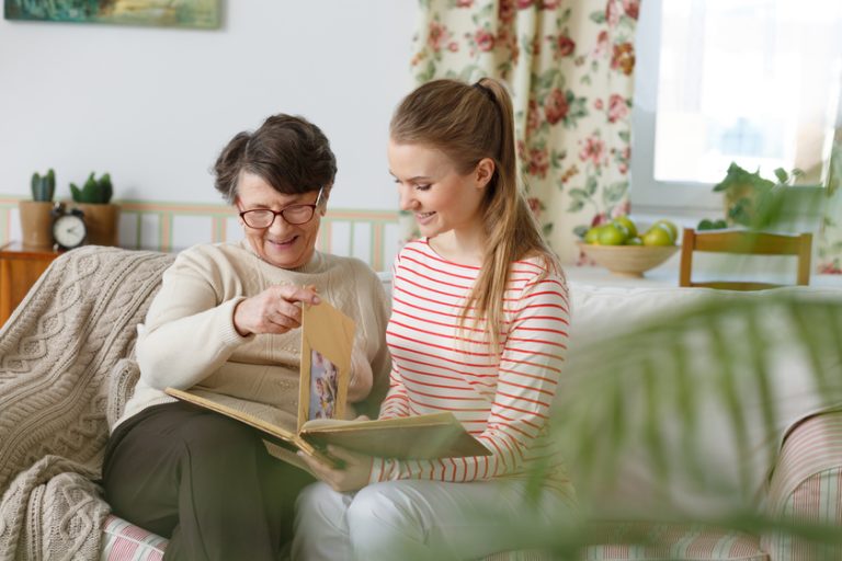 Grandma and granddaughter watching photo album — Photo