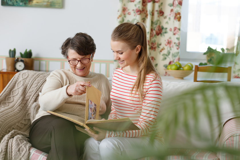 Grandma and granddaughter watching photo album — Photo
