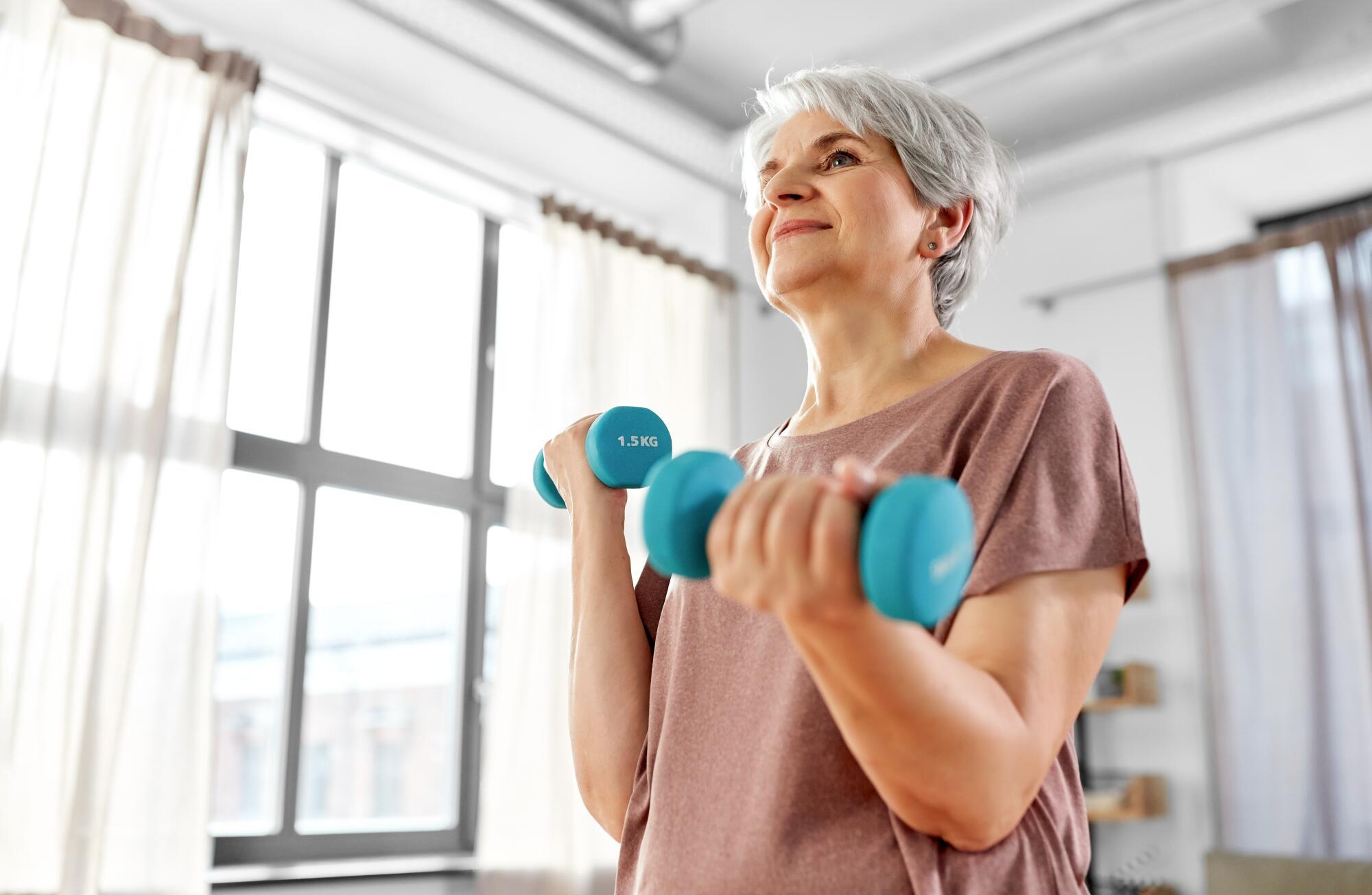 Sport,,Fitness,And,Healthy,Lifestyle,Concept,-,Smiling,Senior,Woman