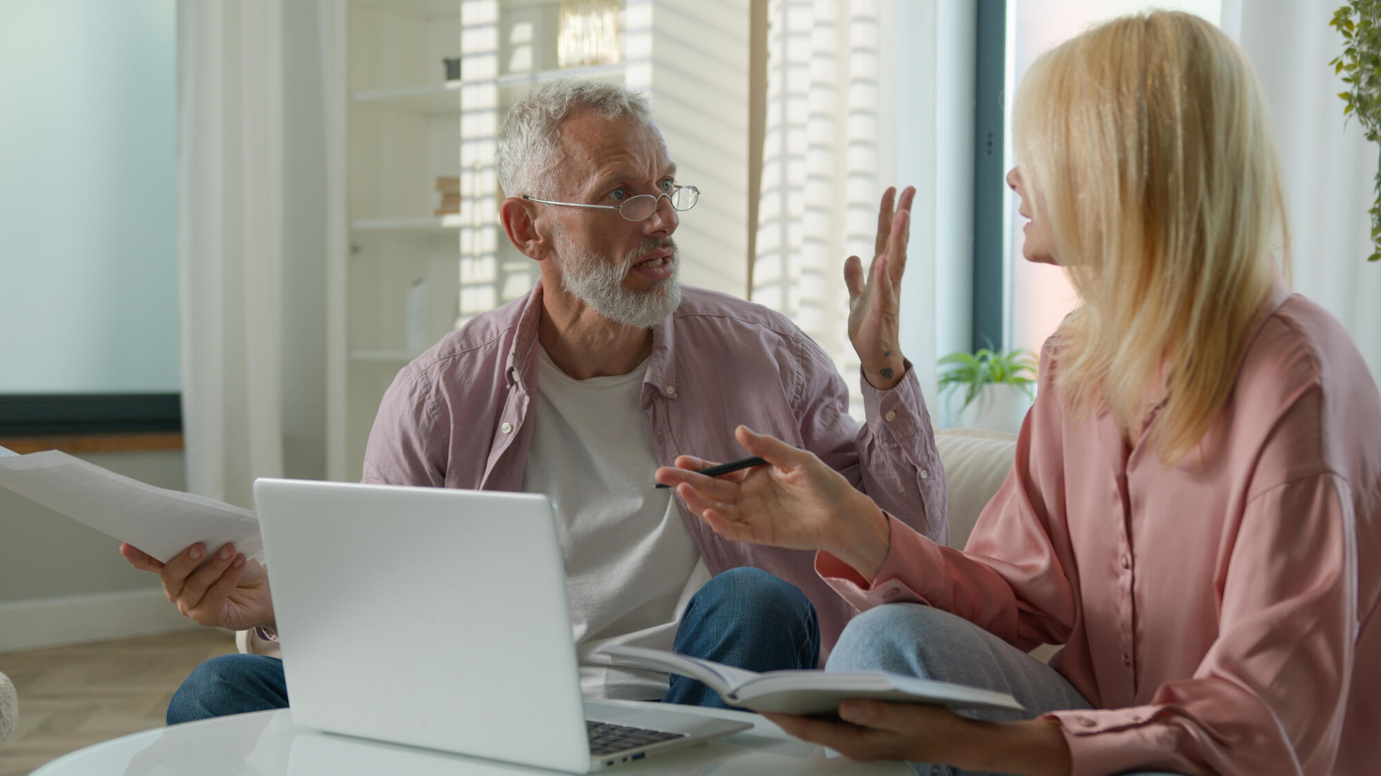 Frustrated-old-Caucasian-coupl (1)